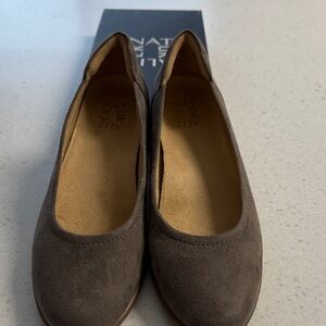 Naturalizer Flexy Women's Grey Microfiber Flats  Size 8.5 New in box!